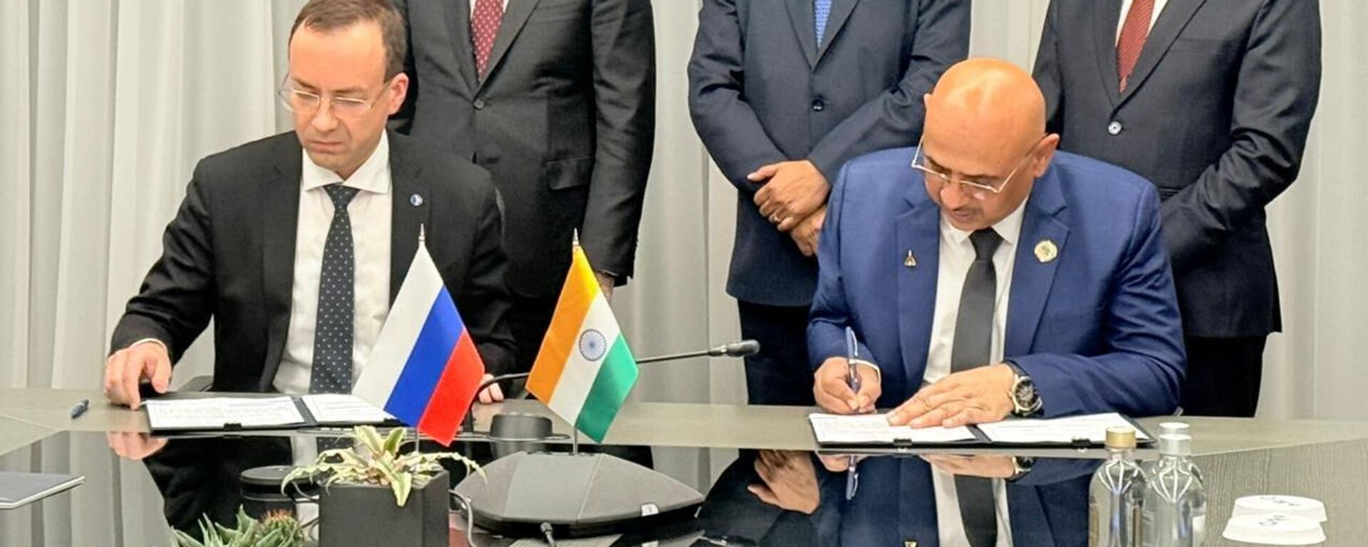 Россия и Индия подписали меморандум о производстве самолетов SJ-100 - 俄羅斯衛星通訊社, 1920, 28.10.2025
