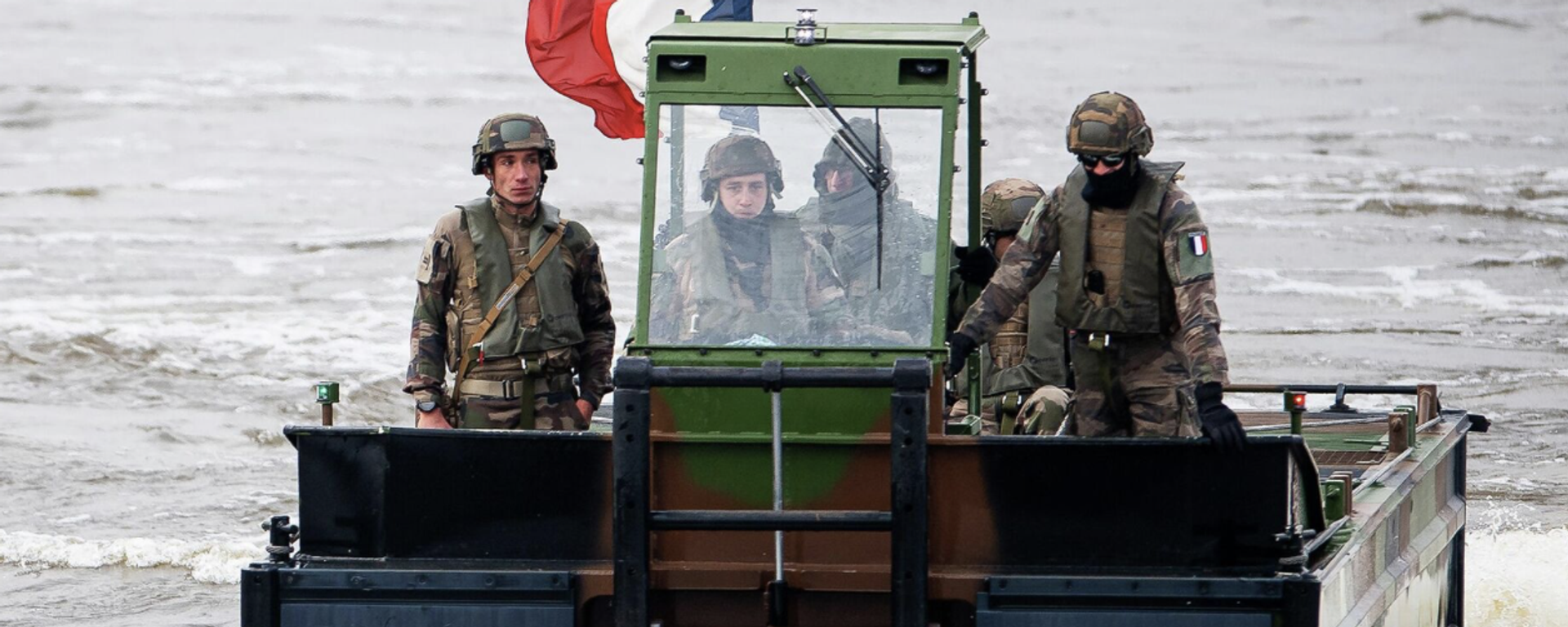 根據俄羅斯對外情報局消息，法國擬向烏克蘭派遣2000人軍事特遣隊 - 俄羅斯衛星通訊社, 1920, 28.10.2025