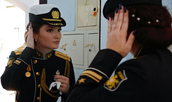 刚参加完毕业证书和短剑颁发仪式的波罗的海乌沙科夫海军上将高等海军学校的一名女毕业生 - 俄罗斯卫星通讯社