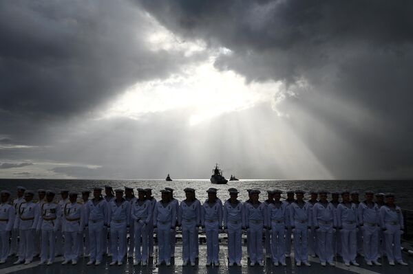 参加在喀琅施塔得举行的海军日海上阅兵式的俄罗斯军人 - 俄罗斯卫星通讯社