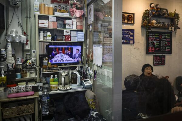 韩国庆州一家传统咖啡馆的电视正在播放习近平与特朗普会谈的画面。 - 俄罗斯卫星通讯社