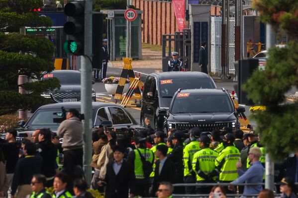习近平专车车队离开会谈现场。 - 俄罗斯卫星通讯社