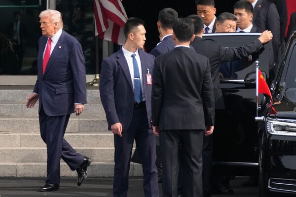 会谈结束后，两国元首分别乘专车离开会场。 - 俄罗斯卫星通讯社