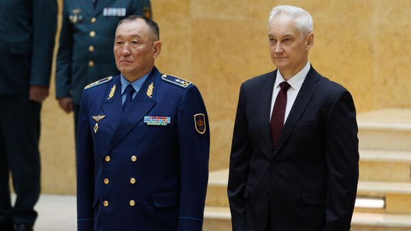 俄罗斯国防部长别洛乌索夫与哈萨克斯坦国防部长科萨诺夫（资料图片） - 俄罗斯卫星通讯社