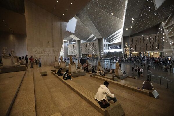 游客们在游览大埃及博物馆期间休息。 - 俄罗斯卫星通讯社