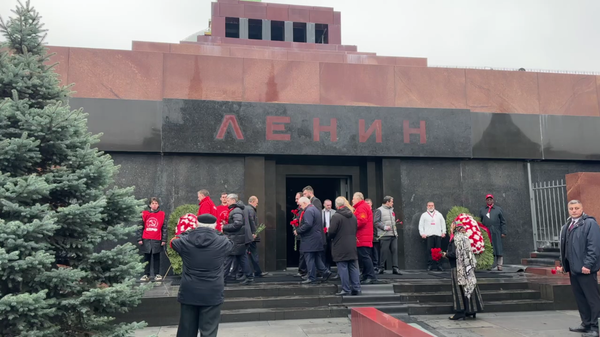 俄共为纪念十月革命108周年向列宁墓敬献鲜花 - 俄罗斯卫星通讯社