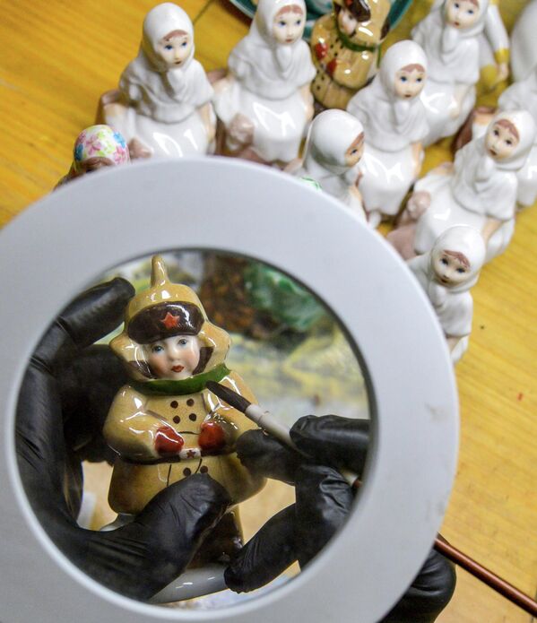 瑟谢尔季是一座位于叶卡捷琳堡以南50公里的城市,坐落在瑟谢尔季河畔。这里长久以来一直延续着手工陶瓷的制作传统,其原料黏土取自瑟谢尔季河沿岸及周边池塘区域。 瑟谢尔季是一座位于叶卡捷琳堡以南50公里的城市,坐落在瑟谢尔季河畔。这里长久以来一直延续着手工陶瓷的制作传统,其原料黏土取自瑟谢尔季河沿岸及周边池塘区域。 - 俄罗斯卫星通讯社