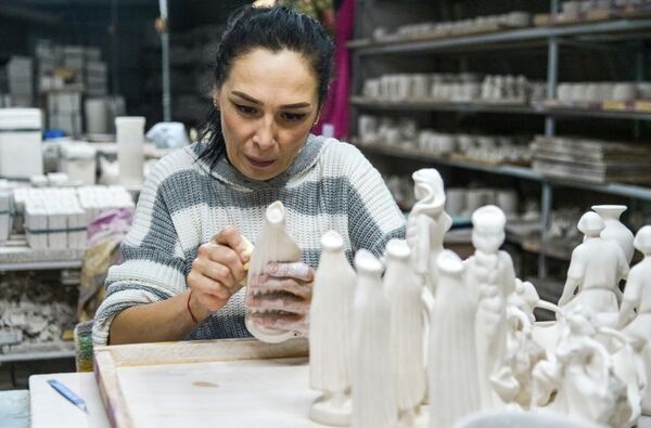 作为俄罗斯传统民间艺术与工艺的代表性企业,该地的陶瓷工坊在俄罗斯国内享有崇高的声誉。 作为俄罗斯传统民间艺术与工艺的代表性企业,该地的陶瓷工坊在俄罗斯国内享有崇高的声誉。 - 俄罗斯卫星通讯社