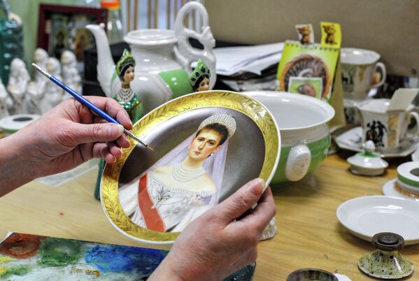 20世纪初,工匠哈利托诺夫利用本地原料,创立了一家陶艺工坊,为周边村庄供应各类陶器。1928年,在原有陶坊基础上成立了名为“切柳斯金人”的陶瓷生产合作社。 20世纪初,工匠哈利托诺夫利用本地原料,创立了一家陶艺工坊,为周边村庄供应各类陶器。1928年,在原有陶坊基础上成立了名为“切柳斯金人”的陶瓷生产合作社。 - 俄罗斯卫星通讯社