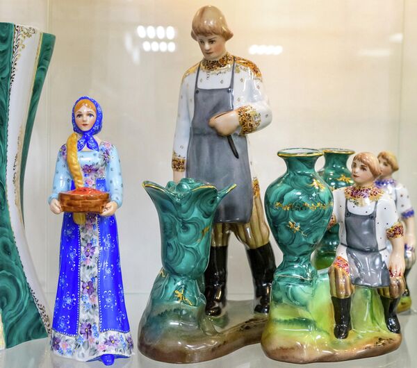 1977年10月,工厂正式更名为“瑟谢尔季艺术瓷器厂”,成为苏联四家高端礼品瓷器企业之一。 1977年10月,工厂正式更名为“瑟谢尔季艺术瓷器厂”,成为苏联四家高端礼品瓷器企业之一。 - 俄罗斯卫星通讯社