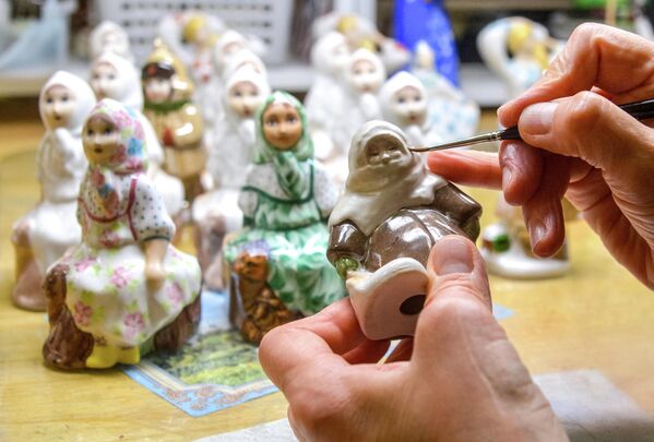 尽管部分工序实现机械化,但产品的手绘装饰传统始终保留,成为其核心价值。 尽管部分工序实现机械化,但产品的手绘装饰传统始终保留,成为其核心价值。 - 俄罗斯卫星通讯社