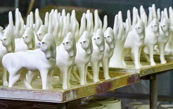 20世纪80年代,工厂成立实验技术实验室,新一代艺术家引入金属光泽釉等新工艺,拓展了装饰效果。 20世纪80年代,工厂成立实验技术实验室,新一代艺术家引入金属光泽釉等新工艺,拓展了装饰效果。 - 俄罗斯卫星通讯社