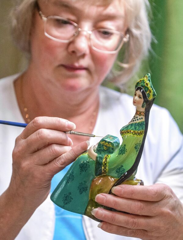 2004年,企业改制为“瑟谢尔季瓷器有限责任公司”,并被认定为俄罗斯民间艺术工艺品企业。 2004年,企业改制为“瑟谢尔季瓷器有限责任公司”,并被认定为俄罗斯民间艺术工艺品企业。 - 俄罗斯卫星通讯社