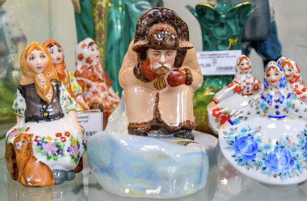 如今,工厂在延续手绘传统与温暖质感的同时,正积极推进技术升级与当代化产品战略。 如今,工厂在延续手绘传统与温暖质感的同时,正积极推进技术升级与当代化产品战略。 - 俄罗斯卫星通讯社