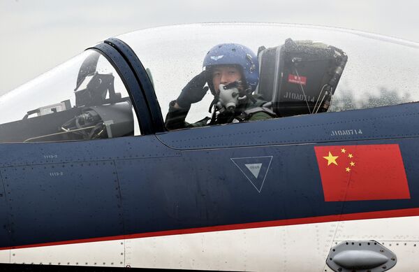 2022年8月29日，中國長春。在2022年長春航展上，中國人民解放軍空軍“八一”飛行表演隊的殲-10戰鬥機飛行員敬禮。（Zhou Guoqiang/VCG via Getty Images） - 俄羅斯衛星通訊社