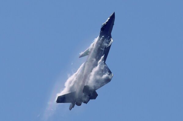 2018年11月6日，廣東珠海。在第十二屆中國國際航空航天博覽會（“中國航展2018”）上，一架中國人民解放軍空軍殲-20隱形戰鬥機正在進行飛行表演。 （美聯社/Kin Cheung） - 俄羅斯衛星通訊社