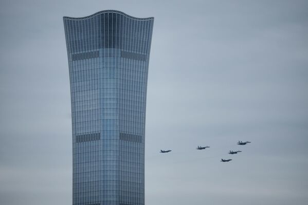 2025年8月24日，中國北京。在為9月3日紀念抗戰勝利80週年閱兵式進行的彩排期間，中國殲-16戰鬥機和殲-35A隱形戰鬥機飛越首都最高建築中國尊大廈和中央商務區。（美聯社/Andy Wong） - 俄羅斯衛星通訊社