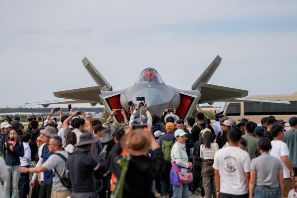 2025年9月19日，中國長春。在2025年長春航展上，殲-20隱形戰鬥機進行靜態展示。（VCG/VCG via Getty Images） - 俄羅斯衛星通訊社