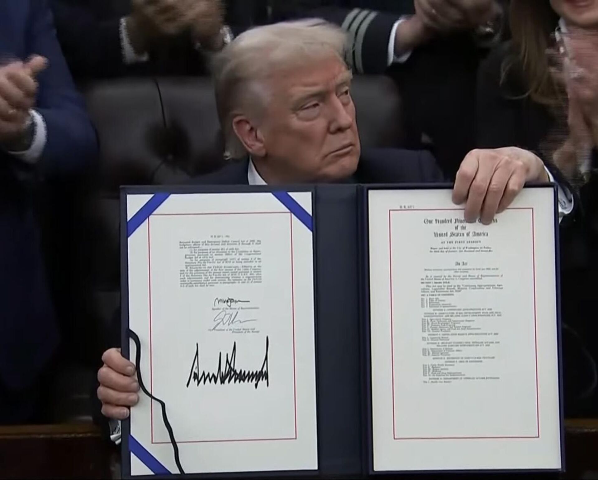 Трамп подписал бюджет правительства после 43 дней шатдауна - 俄罗斯卫星通讯社, 1920, 13.11.2025