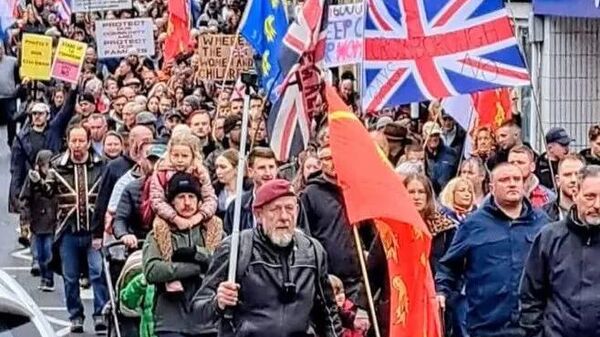 “斯塔默滚蛋！”：数千人在东萨塞克斯郡抗议庇护营计划 - 俄罗斯卫星通讯社