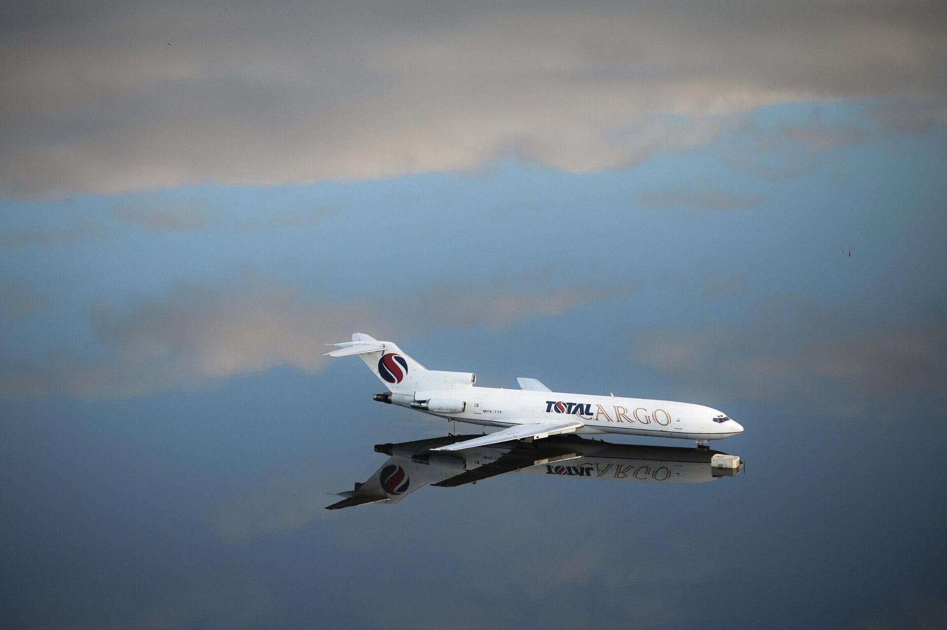 Самолет на взлетной полосе затопленного аэропорта - 俄羅斯衛星通訊社, 1920, 18.11.2025