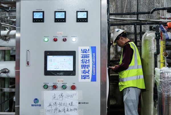 江門中微子實驗裝置——這台位於地下700米的“宇宙偵查儀”，憑借其2萬噸液體閃爍體和4.5萬只高精度“眼睛”，在距核電站53公里的最佳觀測點上，精准記錄下了中微子的每一次身份轉換。 - 俄羅斯衛星通訊社