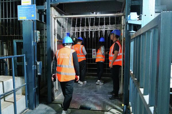 江門中微子實驗大科學裝置運行僅2個月就發佈了首個重大成果，進一步揭開了宇宙幽靈粒子——中微子的神秘面紗，甚至有望解決一樁懸置了半個世紀的科學謎案。 - 俄羅斯衛星通訊社