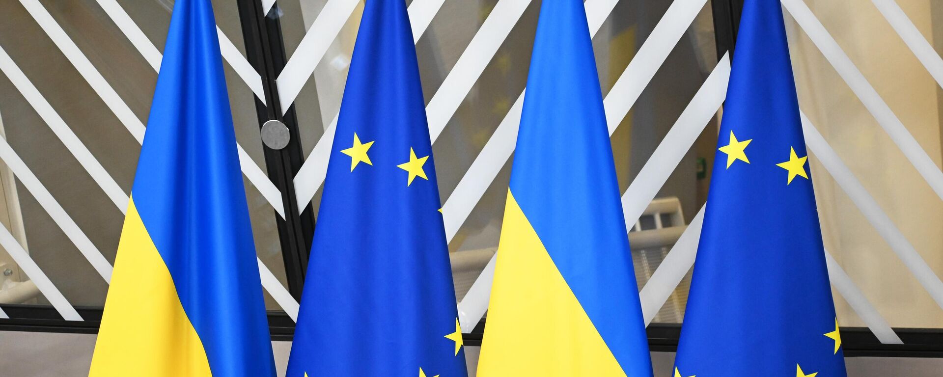 Государственные флаги Украины и флаги с символикой Евросоюза - 俄罗斯卫星通讯社, 1920, 17.12.2025