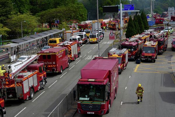 消防处共调派200余辆消防车及约100辆救护车参与救援。 - 俄罗斯卫星通讯社