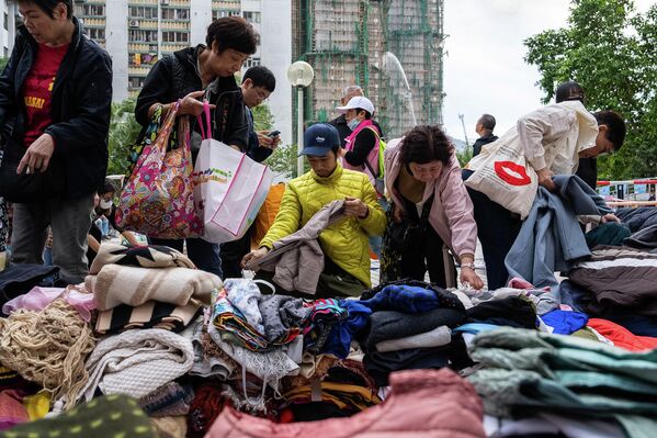 多个社区的街坊居民自发捐赠瓶装水、饼干、面包和衣物等物资，缓解受灾居民的燃眉之急。 - 俄罗斯卫星通讯社