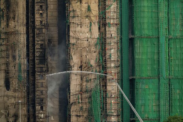 香港警方以涉嫌误杀罪拘捕负责维修大厦的工程公司三名负责人。 - 俄罗斯卫星通讯社