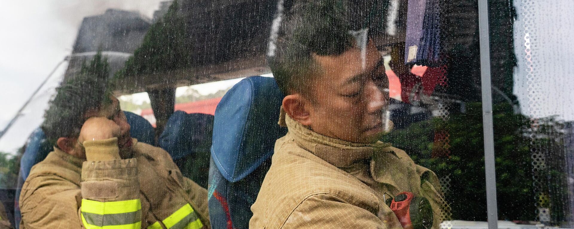 Пожарные отдыхают во время пересменки у жилого комплекса Ван Фук Корт в Гонконге - 俄羅斯衛星通訊社, 1920, 27.11.2025