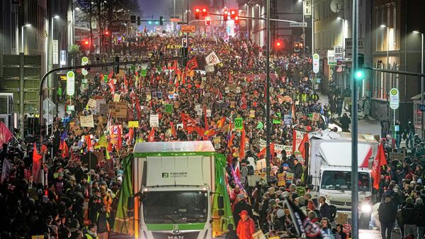 德媒：吉森市反对德国选择党抗议活动中至少十余名警员受伤 - 俄罗斯卫星通讯社