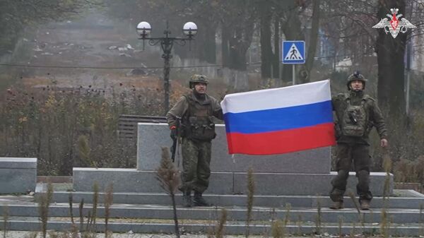 俄国防部展示在解放的红军城升起俄罗斯国旗 - 俄罗斯卫星通讯社