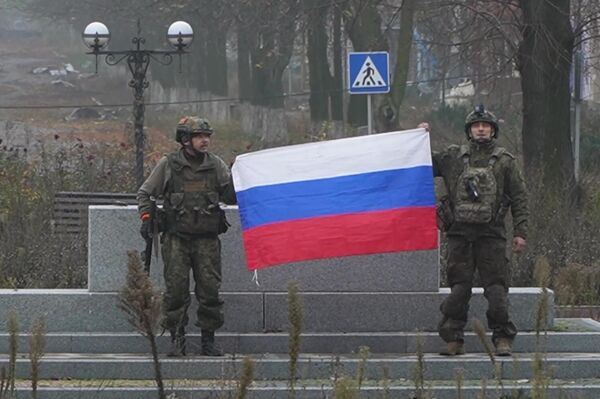 俄國防部展示在獲得解放紅軍城中升起的俄羅斯國旗 - 俄羅斯衛星通訊社