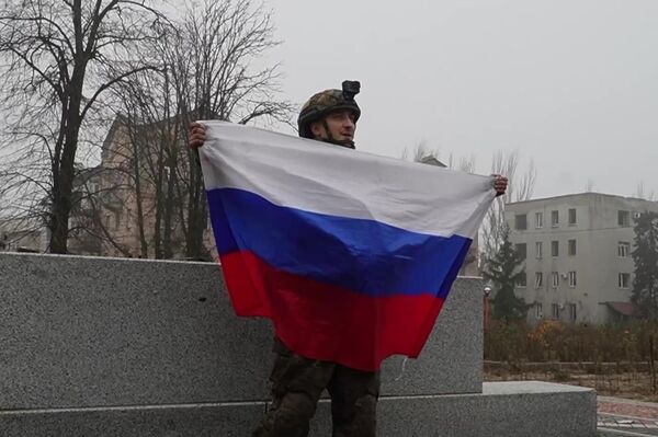 俄國防部展示在獲得解放紅軍城中升起的俄羅斯國旗 - 俄羅斯衛星通訊社