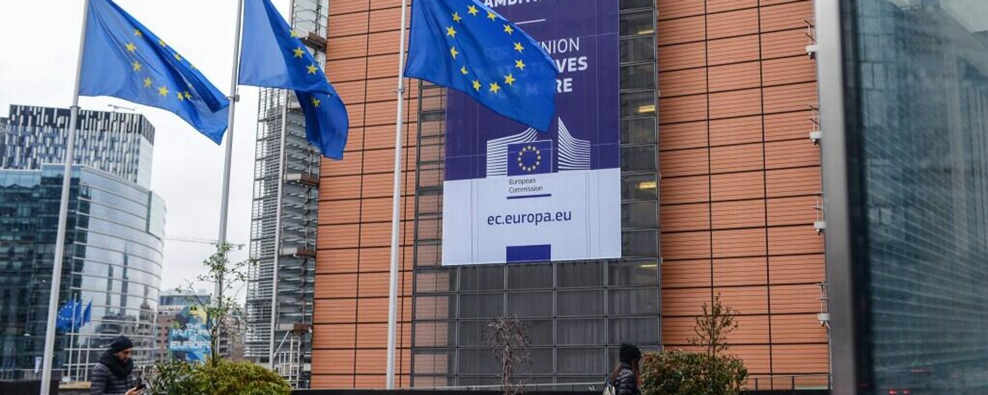 塞爾維亞記者：歐盟及基輔官員侵吞西方援烏資金 - 俄羅斯衛星通訊社, 1920, 20.12.2025