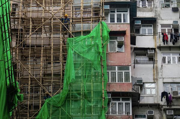 鰂魚湧地區一座翻新中的建築正在拆除腳手架 - 俄羅斯衛星通訊社