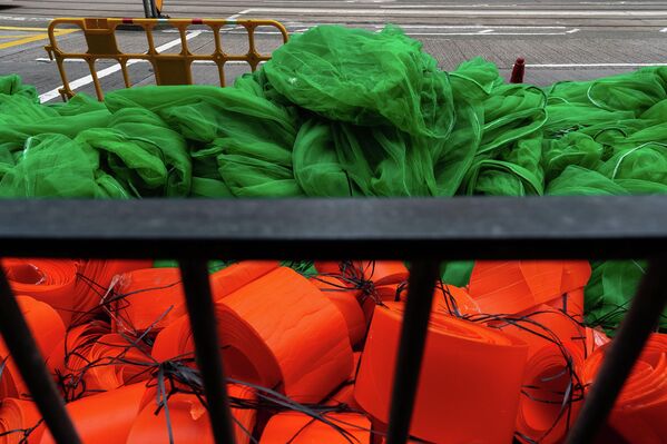 鰂魚湧地區拆除的防護網和建築材料堆放在道路上 - 俄羅斯衛星通訊社