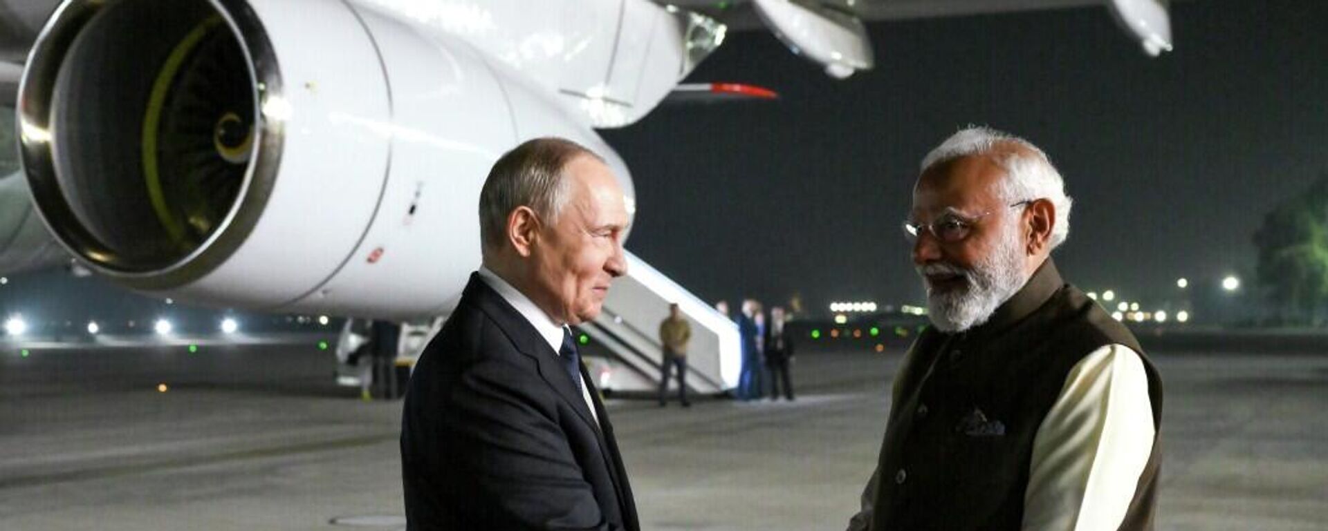 普京和莫迪乘坐同一輛車離開帕拉姆空軍基地前往非正式會晤地點 - 俄羅斯衛星通訊社, 1920, 04.12.2025