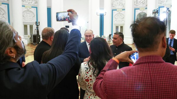 在接受India Today采访后，普京单独与几家电视台主持人和媒体集团高层进行了交流 - 俄罗斯卫星通讯社