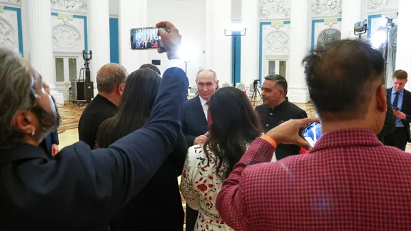 在接受India Today采访后，普京单独与几家电视台主持人和媒体集团高层进行了交流 - 俄罗斯卫星通讯社