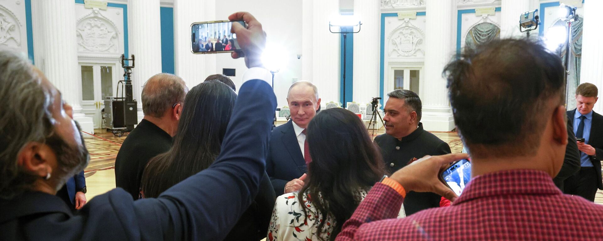 在接受India Today采访后，普京单独与几家电视台主持人和媒体集团高层进行了交流 - 俄罗斯卫星通讯社, 1920, 05.12.2025