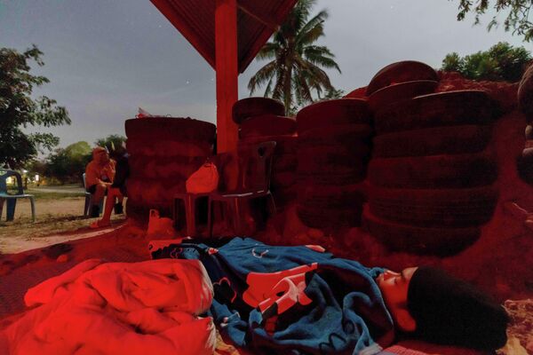 12月9日,在武里南府,泰国民众裹着毯子。 12月9日,在武里南府,泰国民众裹着毯子。 - 俄罗斯卫星通讯社