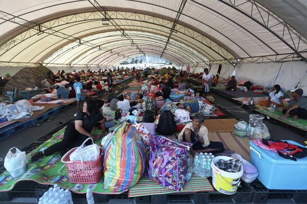 在武里南府,泰国民众在疏散中心休息。 在武里南府,泰国民众在疏散中心休息。 - 俄罗斯卫星通讯社