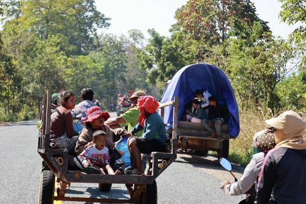 12月8日,柬埔寨柏威夏省居民乘坐拖拉机逃离家园。 12月8日,柬埔寨柏威夏省居民乘坐拖拉机逃离家园。 - 俄罗斯卫星通讯社