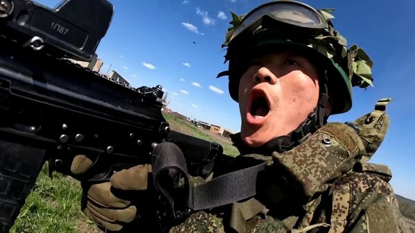 一名朝鮮士兵參與解放庫爾斯克州蘇詹斯基區的一個村莊。 一名朝鮮士兵參與解放庫爾斯克州蘇詹斯基區的一個村莊。 - 俄羅斯衛星通訊社