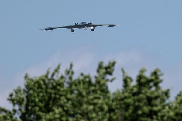 2025年6月22日,一架B-2轟炸機抵達美國密蘇里州懷特曼空軍基地。 2025年6月22日,一架B-2轟炸機抵達美國密蘇里州懷特曼空軍基地。 - 俄羅斯衛星通訊社