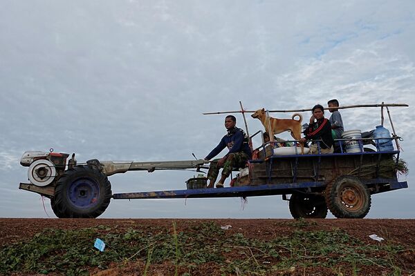 2025年12月11日，在泰柬边境再度爆发冲突后，一家庭逃离家园，前往柬埔寨奥多棉吉省钟卡尔稻田避难。 - 俄罗斯卫星通讯社