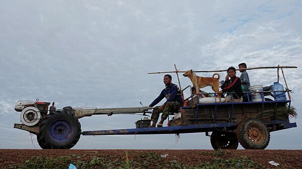 一家人前往柬埔寨鐘卡爾稻田 - 俄羅斯衛星通訊社